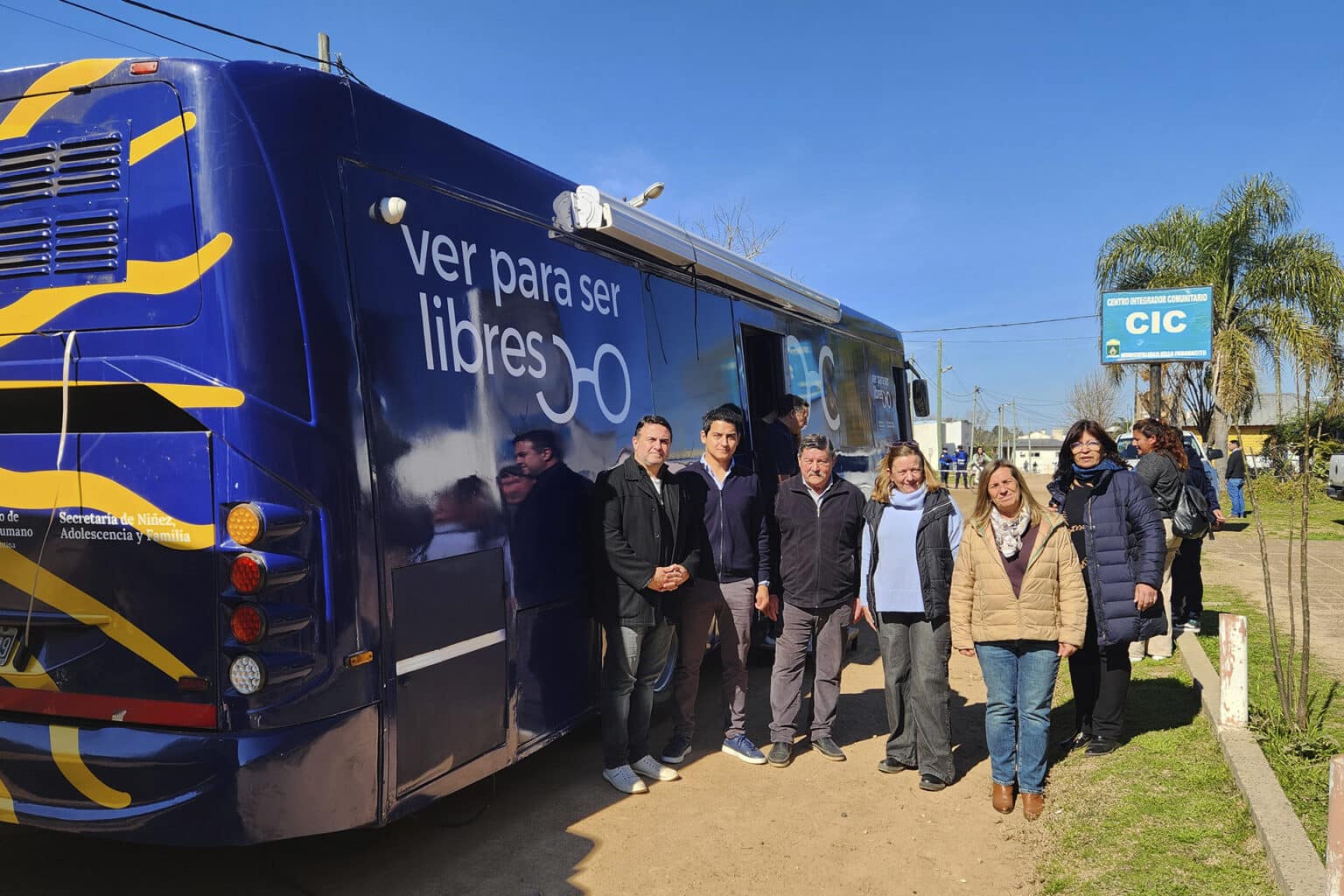 Móvil oftalmológico del programa “Ver para Ser Libres” realizando controles visuales a estudiantes en Villa Paranacito