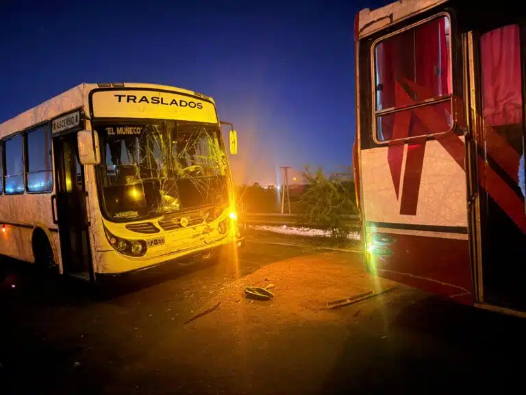 Choque entre dos colectivos en la rotonda de las rutas 14 y 4: solo hubo daños materiales