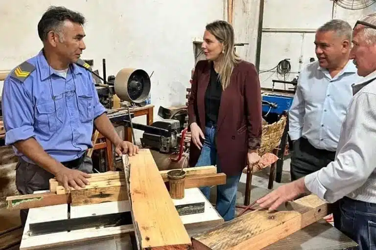 Escuelas de Concordia recuperan más de 100 muebles gracias al trabajo de internos de la Unidad Penal