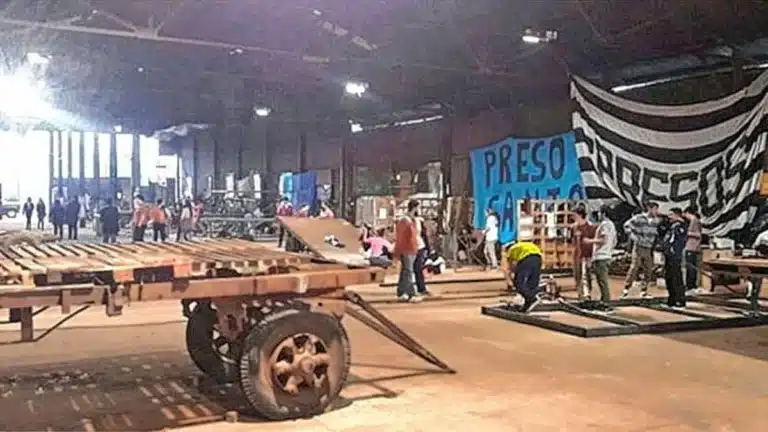 Los galpones donde se construyen las carrozas podrían destinarse a evacuados si crece el río Uruguay