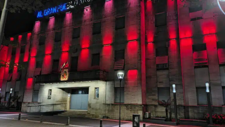 El Palacio Municipal se tiñó de rojo para concientizar sobre la erradicación de la polio